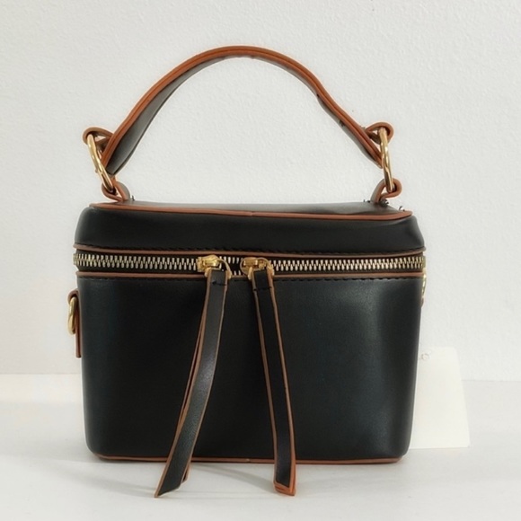Camera Bag-style crossbody - Picture 2 of 10
